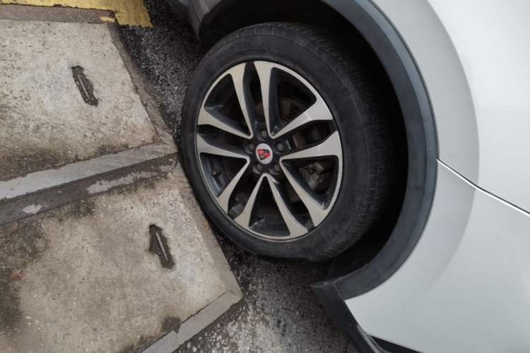 Used Roewe RX3 2018 18T Automatic Flagship Model Right Front Wheel Hub