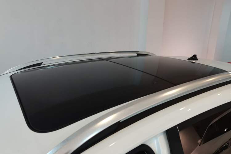 Used Roewe RX3 2018 1.6L Manual Internet Smart Edition Roof