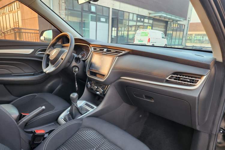 Used Roewe RX3 2020 1.6L Manual - Ultra-Fresh Entry Version Interior 3