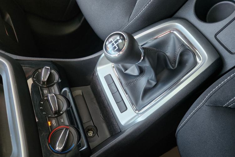 Used Roewe RX3 2020 1.6L Manual - Ultra-Fresh Entry Version Interior 8