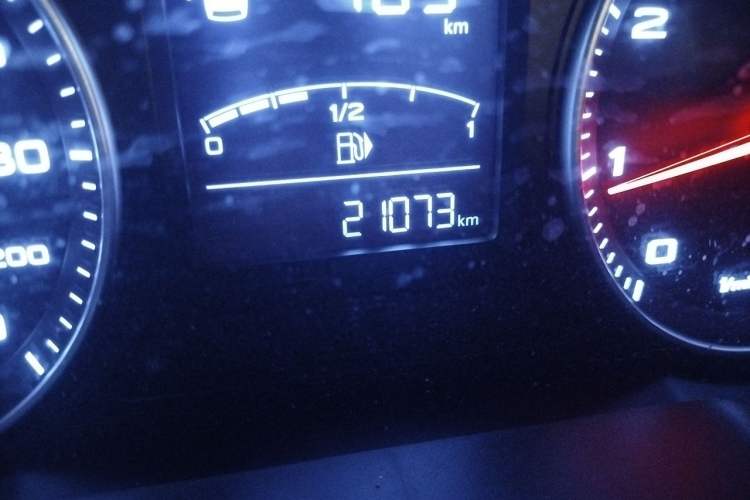 Used Roewe RX3 2020 1.6L Manual 4G Connect Super-Fresh Elite Edition Odometer Close Up