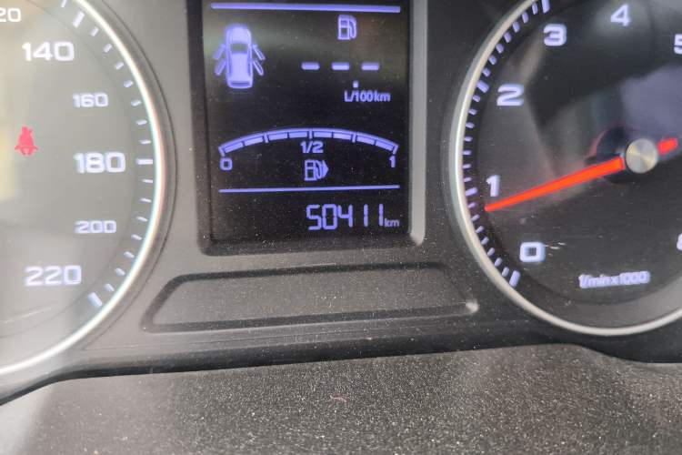 Used Roewe RX3 2020 1.6L Manual 4G Connect Super-Fresh Elite Edition Odometer Close Up