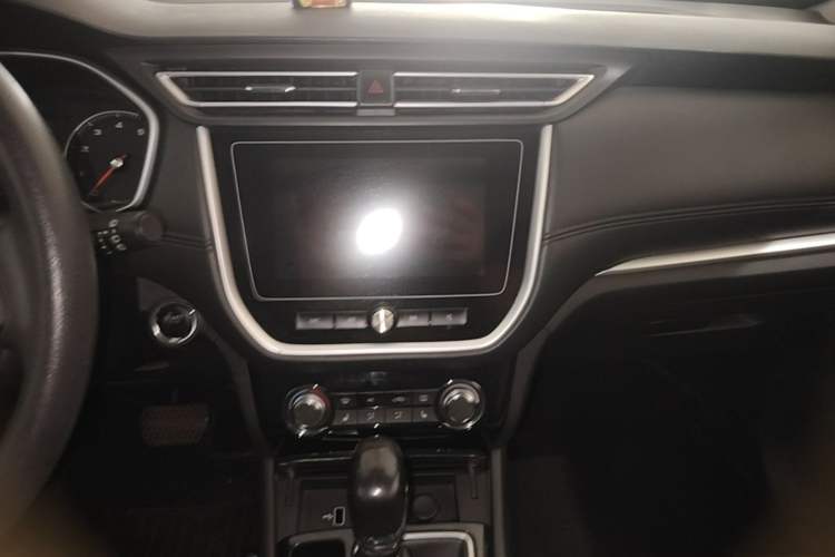 Used Roewe RX3 2020 1.6L CVT 4G Connected Ultra-Cool Flagship Edition Audio And AC Panel