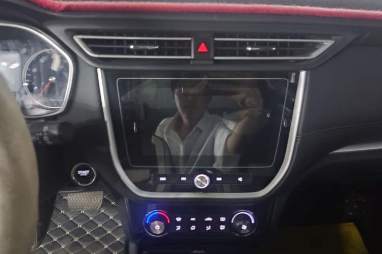Used Roewe RX3 2020 1.6L CVT 4G Connected Ultra-Fun Elite Edition Audio And AC Panel