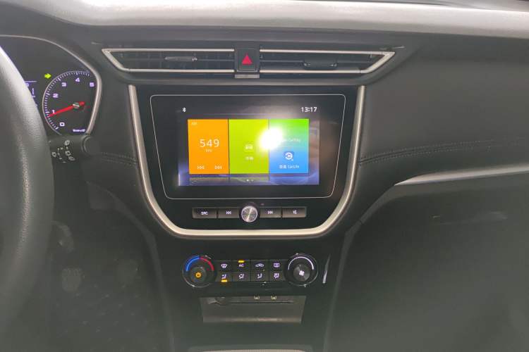 Used Roewe RX3 2020 1.6L Manual 4G Connect Super-Fresh Elite Edition Audio And AC Panel