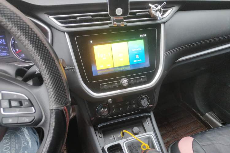 Used Roewe RX3 2020 1.6L CVT 4G Connected Ultra-Fun Elite Edition Audio And AC Panel