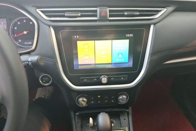 Used Roewe RX3 2020 1.6L CVT 4G Connected Ultra-Cool Flagship Edition Audio And AC Panel