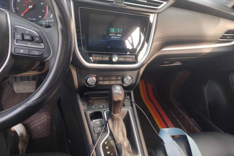 Used Roewe RX3 2020 1.6L CVT 4G Connected Ultra-Cool Flagship Edition Audio And AC Panel