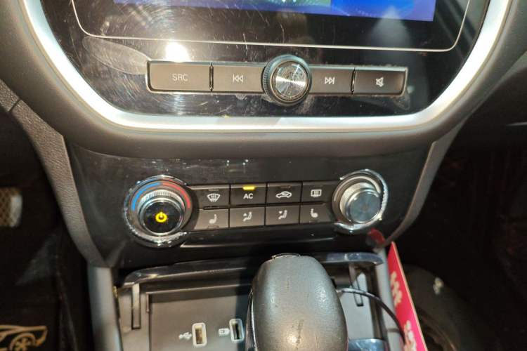 Used Roewe RX3 2020 1.6L CVT 4G Connected Ultra-Cool Flagship Edition Audio And AC Panel