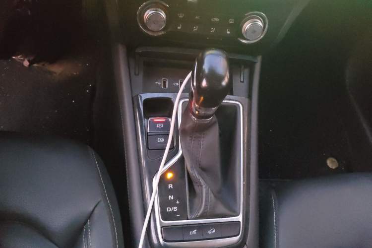 Used Roewe RX3 2020 1.6L CVT 4G Connected Ultra-Cool Flagship Edition Gear Lever