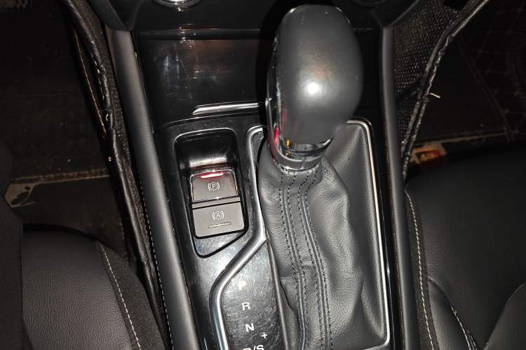 Used Roewe RX3 2020 1.6L CVT 4G Connected Ultra-Cool Flagship Edition Gear Lever