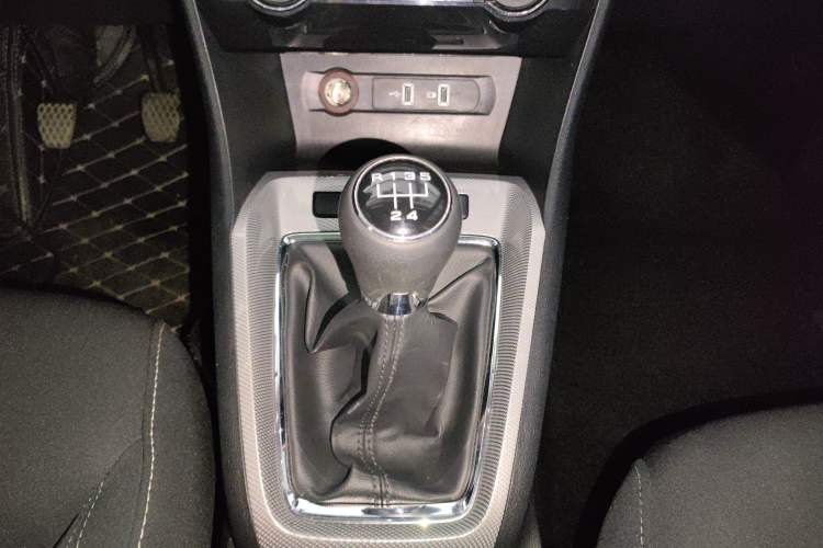 Used Roewe RX3 2020 1.6L Manual 4G Connect Super-Fresh Elite Edition Gear Lever
