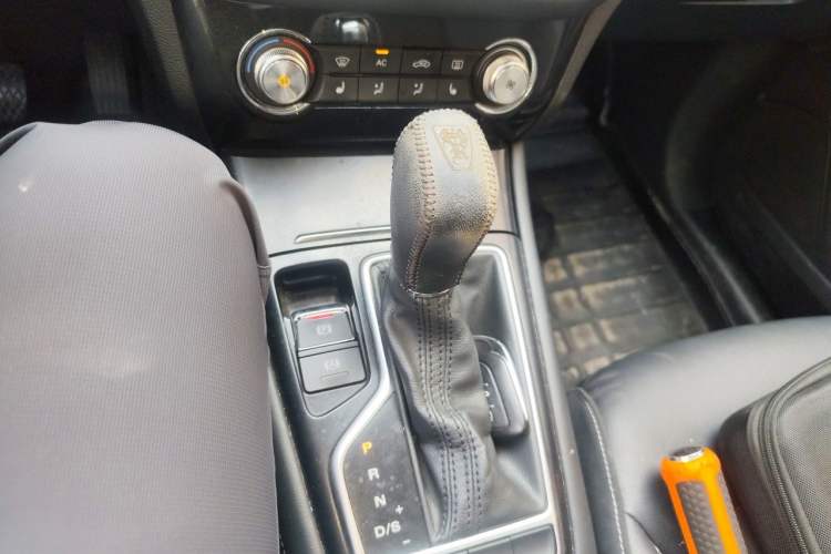 Used Roewe RX3 2020 1.6L CVT 4G Connected Ultra-Cool Flagship Edition Gear Lever