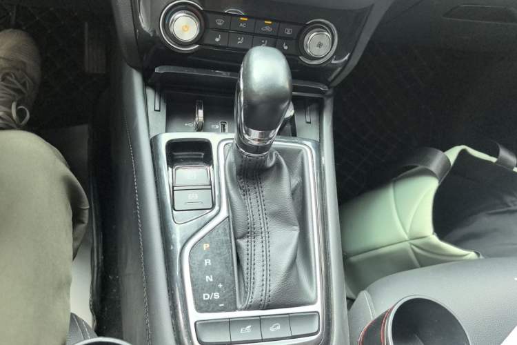 Used Roewe RX3 2020 1.6L CVT 4G Connected Ultra-Cool Flagship Edition Gear Lever