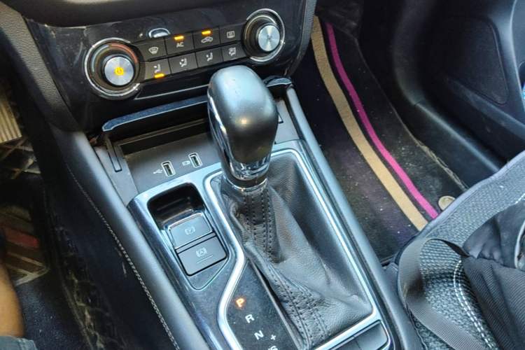 Used Roewe RX3 2020 1.6L CVT 4G Connected Ultra-Fun Elite Edition Gear Lever