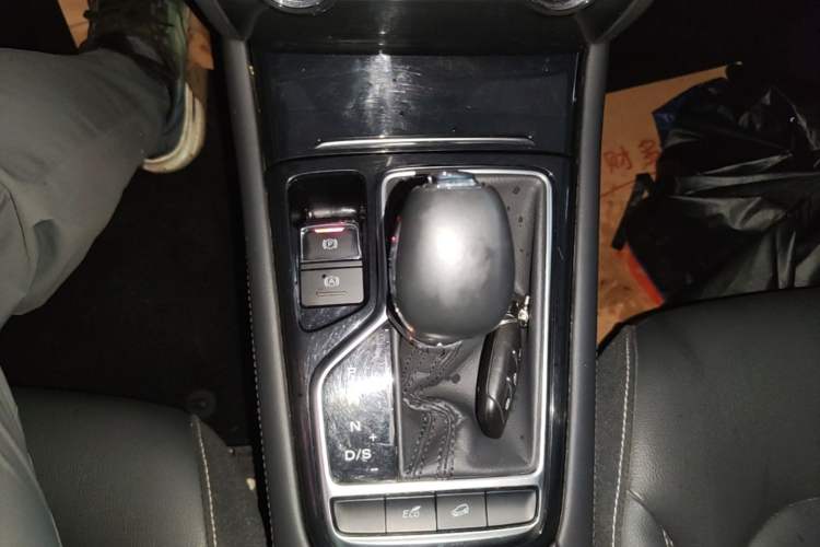 Used Roewe RX3 2020 1.6L CVT 4G Connected Ultra-Cool Flagship Edition Gear Lever