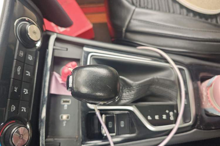 Used Roewe RX3 2020 1.6L CVT 4G Connected Ultra-Fun Elite Edition Gear Lever