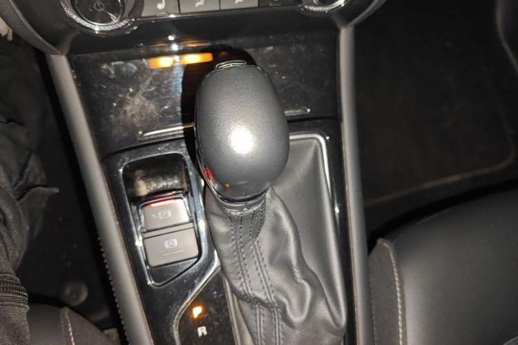 Used Roewe RX3 2020 1.6L CVT 4G Connected Ultra-Cool Flagship Edition Gear Lever