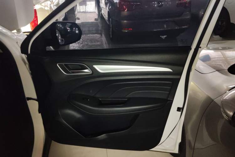 Used Roewe RX3 2020 1.6L Manual - Ultra-Fresh Entry Version Interior 5