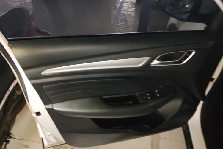 Used Roewe RX3 2020 1.6L Manual - Ultra-Fresh Entry Version Interior 7