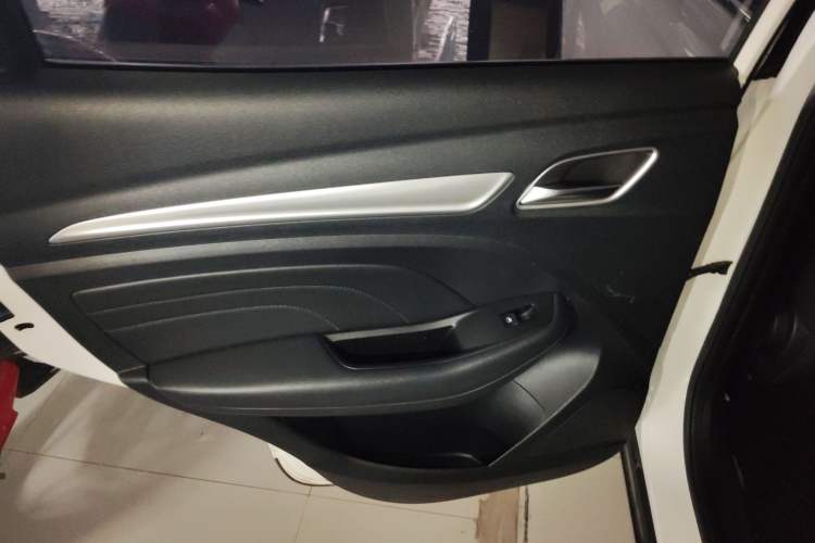 Used Roewe RX3 2020 1.6L Manual - Ultra-Fresh Entry Version Interior 8