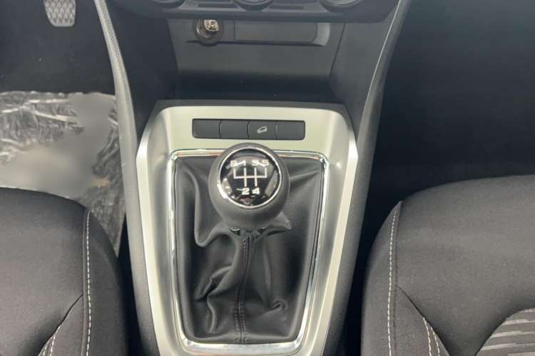 Used Roewe RX3 2020 1.6L Manual - Ultra-Fresh Entry Version Interior 8