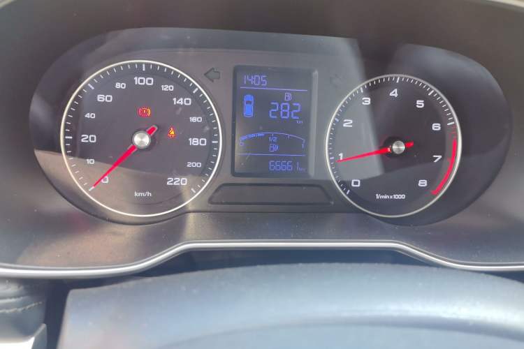 Used Roewe RX3 2020 1.6L Manual 4G Connect Super-Fresh Elite Edition Odometer Close Up
