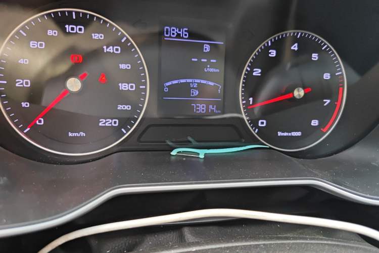 Used Roewe RX3 2020 1.6L Manual 4G Connect Super-Fresh Elite Edition Odometer Close Up