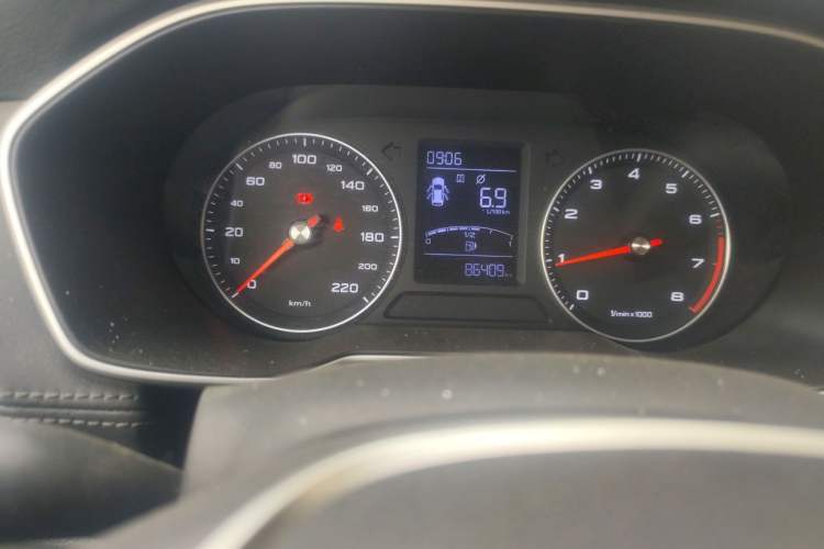 Used Roewe RX3 2020 1.6L Manual 4G Connect Super-Fresh Elite Edition Odometer Close Up