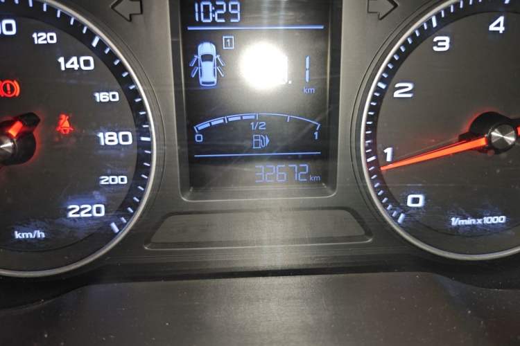Used Roewe RX3 2020 1.6L Manual 4G Connect Super-Fresh Elite Edition Odometer Close Up