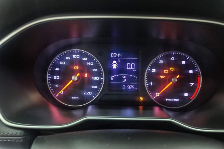 Used Roewe RX3 2020 1.6L Manual 4G Connect Super-Fresh Elite Edition Odometer Close Up