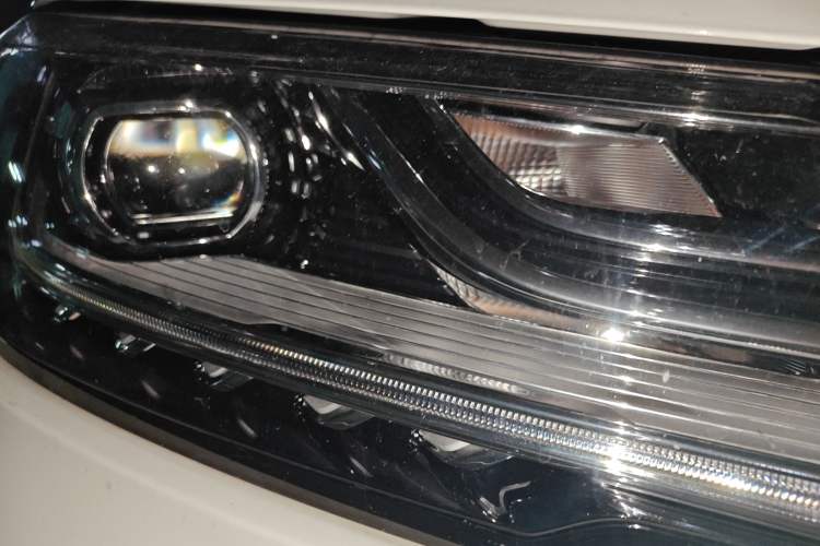 Used Roewe RX3 2020 1.6L CVT 4G Connected Ultra-Cool Flagship Edition Right Front Headlight