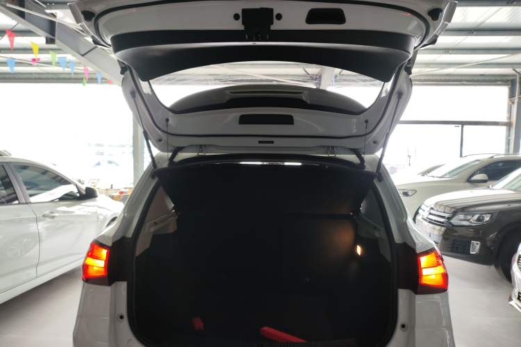 Used Roewe RX3 2020 1.6L Manual 4G Connect Super-Fresh Elite Edition Trunk