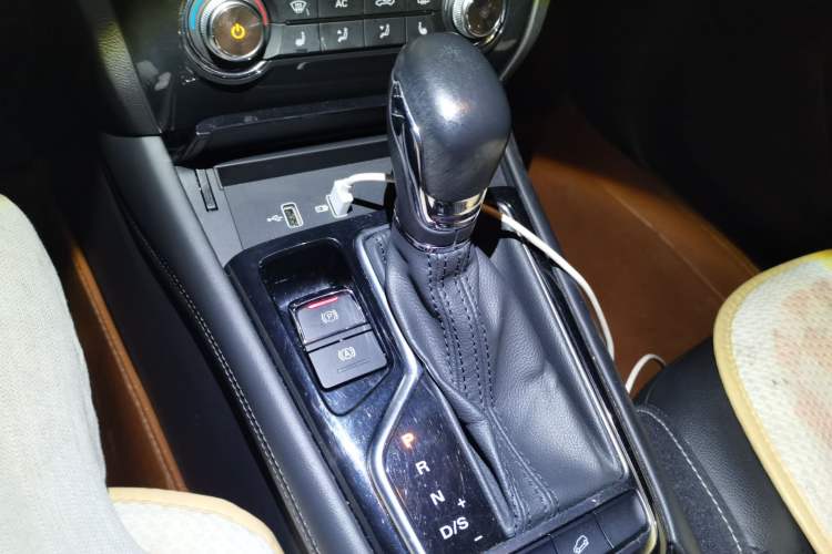 Used Roewe RX3 2020 1.6L CVT 4G Connected Ultra-Cool Flagship Edition Gear Lever