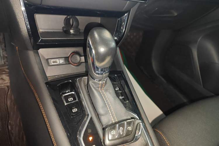 Used Roewe RX3 2021 PRO 1.6L CVT Elite Model Gear Lever