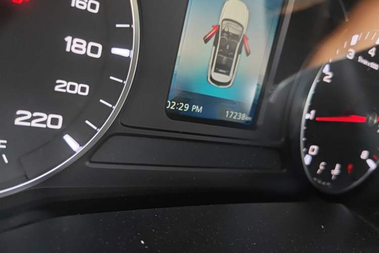 Used Roewe RX3 2021 PRO 1.6L Manual Flagship Model Odometer Close Up