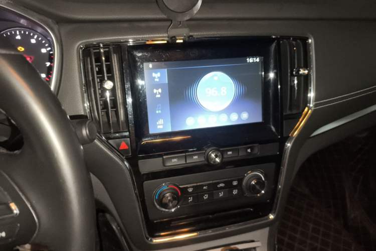 Used Roewe RX5 2016 20T Two-Wheel Drive Automatic Flagship Edition Audio And AC Panel
