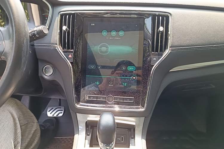 Used Roewe RX5 2016 30T Four-Wheel Drive Automatic Internet Smart Luxury Edition Audio And AC Panel