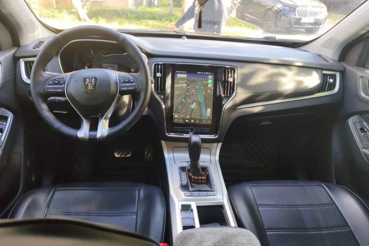 Used Roewe RX5 2016 30T Two-Wheel Drive Automatic Internet Smart Edition Center Console