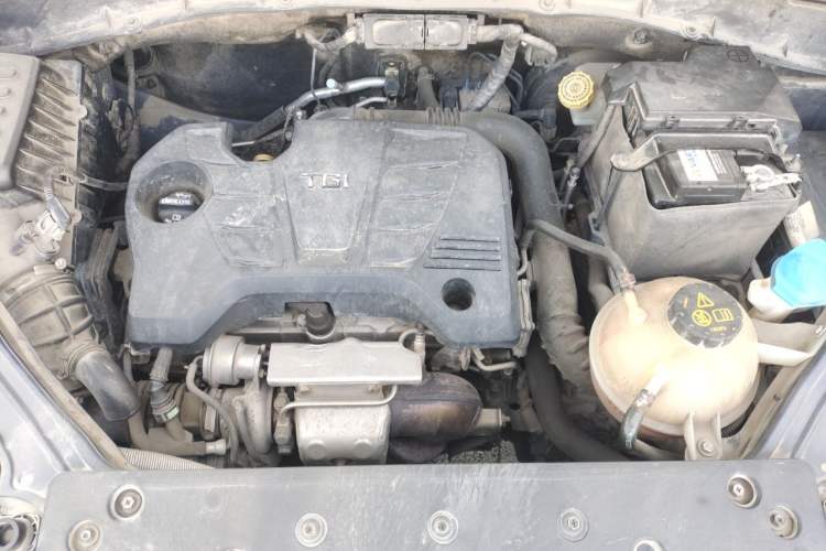 Used Roewe RX5 2016 20T Two-Wheel Drive Automatic Internet Smart Edition Engine Bay