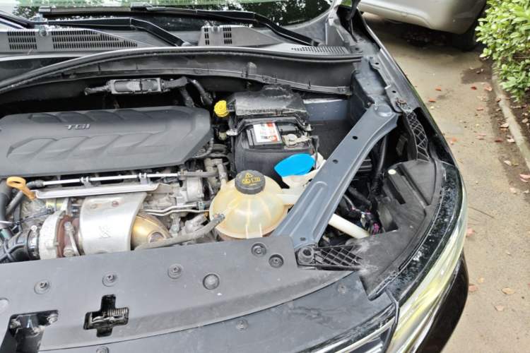 Used Roewe RX5 2016 30T Two-Wheel Drive Automatic Internet Smart Edition Engine Bay Left