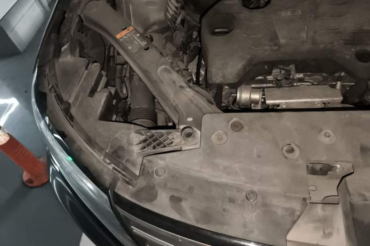 Used Roewe RX5 2016 20T Two-Wheel Drive Automatic Flagship Edition Engine Bay Right