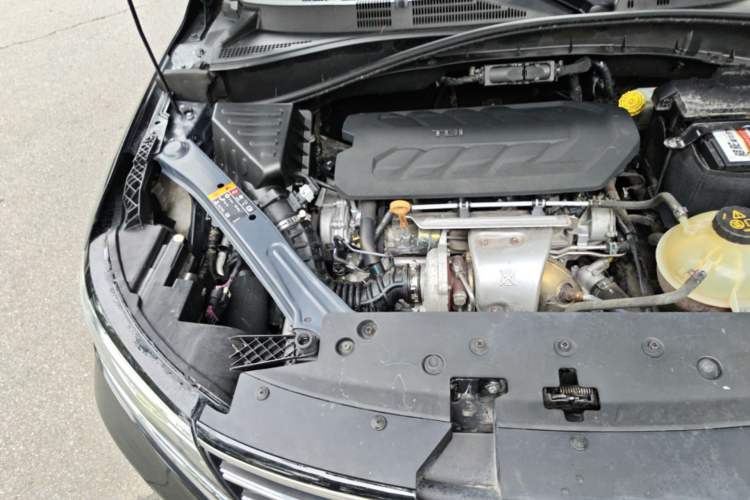 Used Roewe RX5 2016 30T Two-Wheel Drive Automatic Internet Smart Edition Engine Bay Right