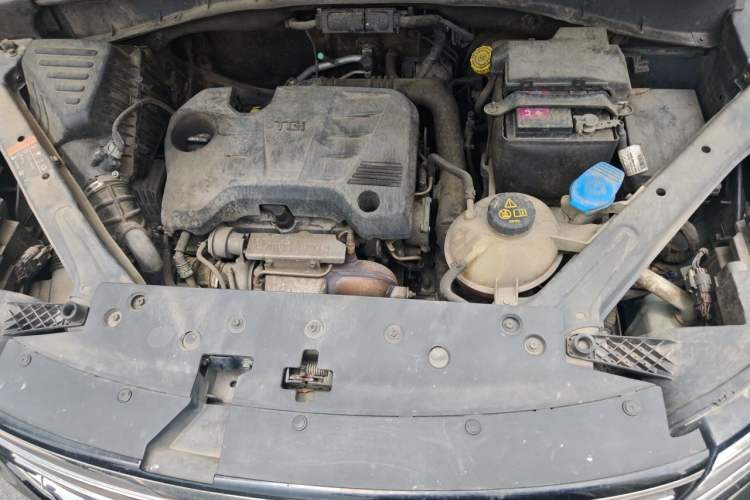 Used Roewe RX5 2016 20T Two-Wheel Drive Automatic Internet Smart Edition Engine Bay