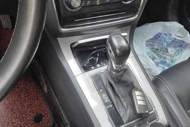 Used Roewe RX5 2016 20T Two-Wheel Drive Automatic Flagship Edition Gear Lever