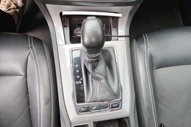 Used Roewe RX5 2016 30T Two-Wheel Drive Automatic Internet Smart Edition Gear Lever