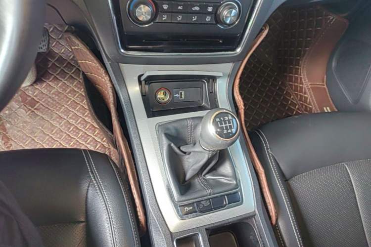 Used Roewe RX5 2016 20T Two-Wheel Drive Manual Flagship Edition Gear Lever