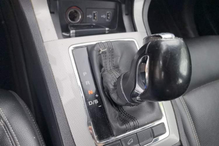 Used Roewe RX5 2016 30T Two-Wheel Drive Automatic Internet Smart Edition Gear Lever