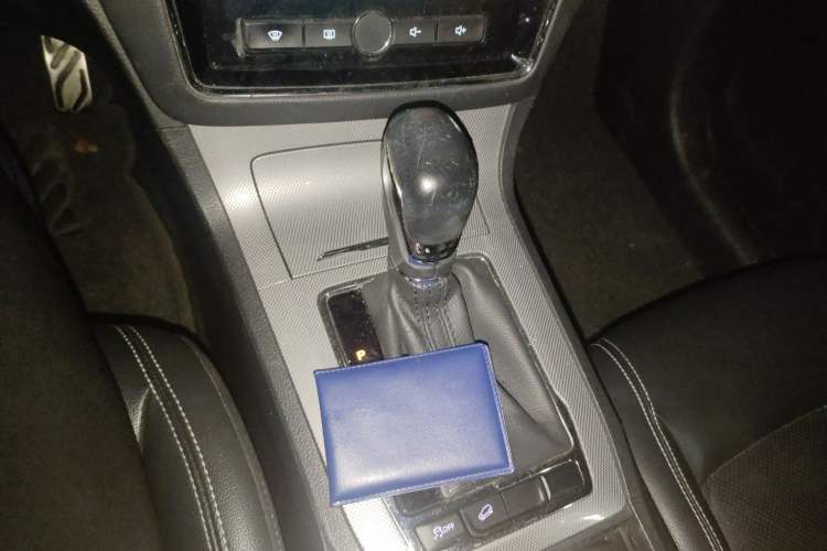 Used Roewe RX5 2016 20T Two-Wheel Drive Automatic Internet Smart Edition Gear Lever