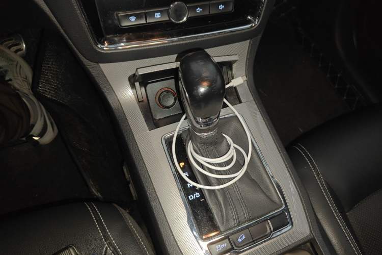 Used Roewe RX5 2016 20T Two-Wheel Drive Automatic Internet Smart Edition Gear Lever